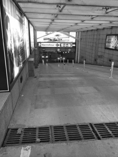 　　國貿(mào)360的地下車庫，坡陡讓人膽寒。