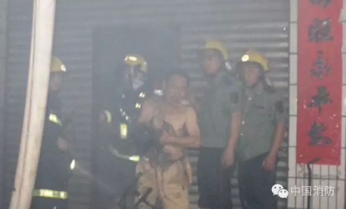 戰(zhàn)友從指導(dǎo)員楊科璋懷里抱過小女孩交給其父親 戰(zhàn)友從指導(dǎo)員楊科璋懷里抱過小女孩交給其父親