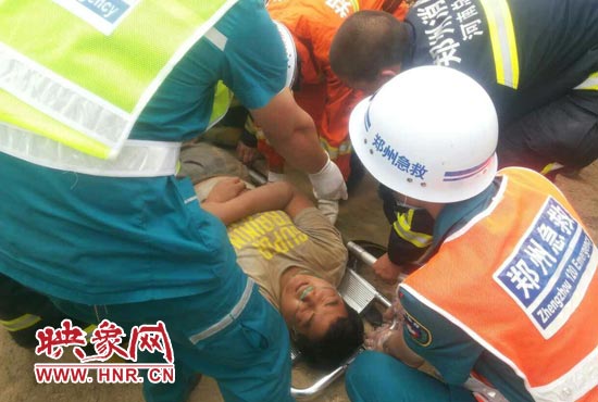 事故現場，一人被救出