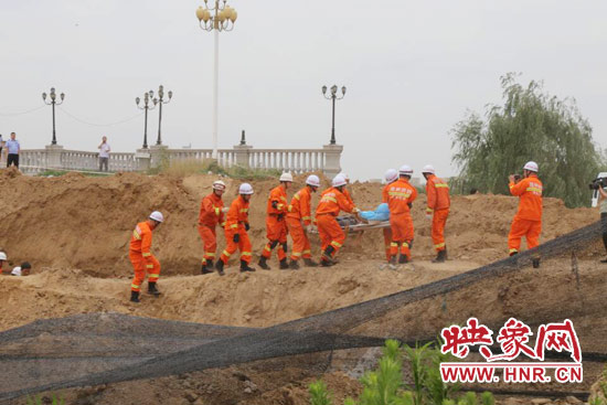 12點07分，又一人被抬出