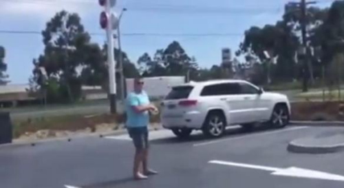 圖一：澳大利亞男子發飆的樣子被兩個兒子偷拍，并將視頻取名為“憤怒的老爹”上傳至網絡。