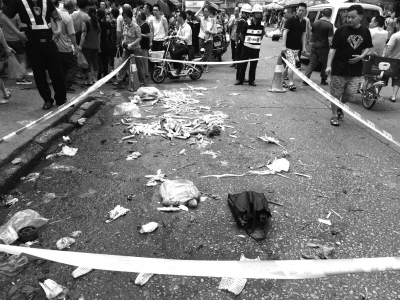 7月11日，群眾在事發現場外圍觀。新華社發