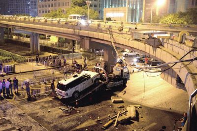 路虎車被扶正后，救援車將其拖離現場。