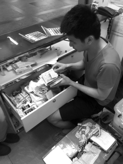 嫌疑人家的煙酒店內暗藏地下錢莊。警方供圖