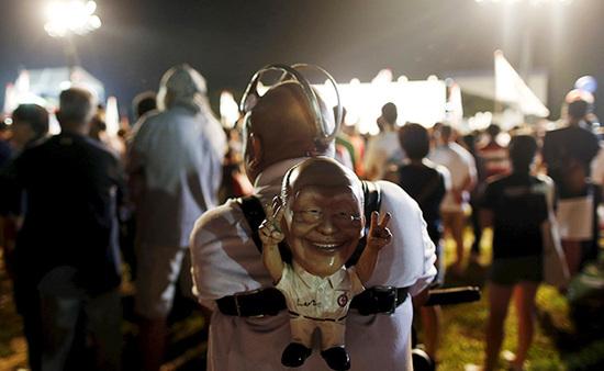 9月4日,新加坡,執(zhí)政黨的一場集會上,一名支持者背著一個李光耀的人偶。 9月4日,新加坡,執(zhí)政黨的一場集會上,一名支持者背著一個李光耀的人偶。