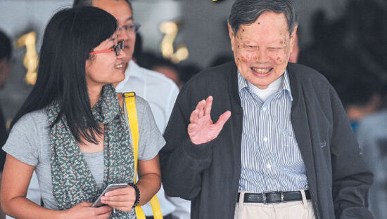 9月18日，楊振寧在合肥參觀中國科大近代物理系時接受記者采訪。記者卞世鵬/攝