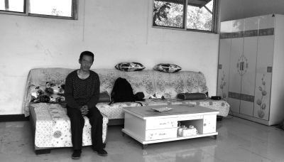 交完彩禮錢，牛志忠幾乎身無分文，家里的沙發、茶幾、衣柜都是凌光輝買的。京華時報記者張恒攝