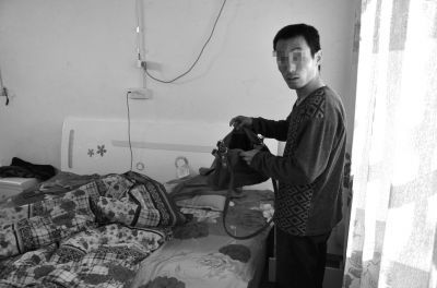 牛志忠翻看凌光輝留下的挎包。京華時報記者張恒攝