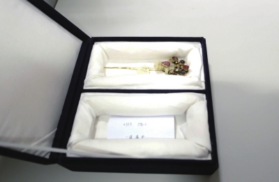 存放于匣內(nèi)的金簪華美依舊。