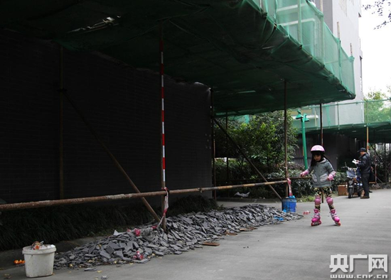 成都一小區外墻掉渣居民樓掛條幅：區長您敢住嗎