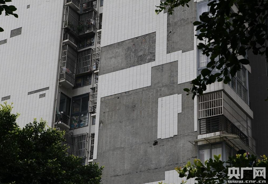 成都一小區外墻掉渣居民樓掛條幅：區長您敢住嗎
