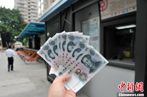 “如果是千元左右的跨行轉賬，都會先充值到支付寶，然后再轉到相應銀行賬戶中”，肩負3000多元月供的北京白領小李告訴中新網記者，這樣操作起來方便、省時，還免去下載好幾個銀行客戶端的麻煩。