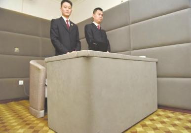 審訊室、居住室內的桌椅板凳都進行了軟包。