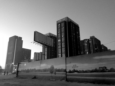 荒地西、南、北三面被2米多高的圍欄圍住。 荒地西、南、北三面被2米多高的圍欄圍住。