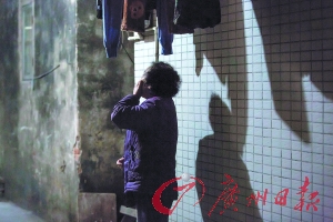 女姐在講述自己老伴幾年前在保姆的“照料”下去世的經(jīng)歷，神色悲傷。廣州日報(bào)記者陳憂子 實(shí)習(xí)生郭嘉亮攝