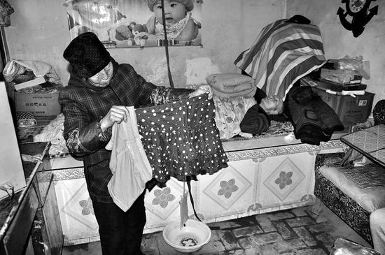 給爺爺到鎮上領過冬的福利，卻領回短裙短褲