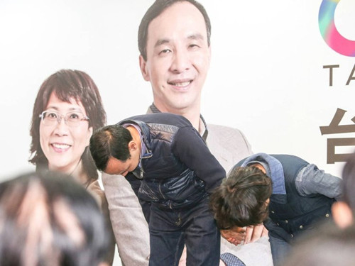 國民黨明天下午將召開臨時中常會，決定由誰擔任代理主席。圖為朱立倫與王如玄上午到競選總部，向支持自己競選的志工們一一致意，感謝他們的陪伴。圖片來源：臺灣《聯合報》