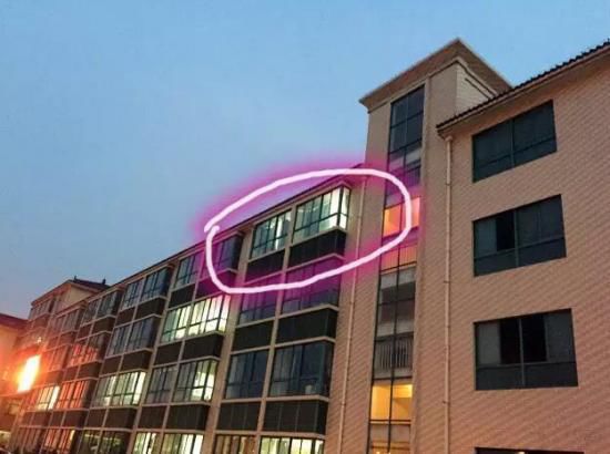 就在這間教室,吳老師在監考中過世。