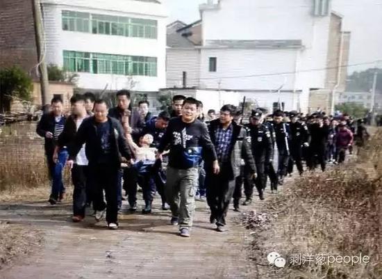 聶露勇被抓獲時(shí)畫面。