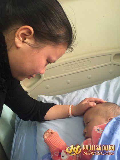 徐女士看著睡著的兒子,心里為手術費發(fā)愁 徐女士看著睡著的兒子,心里為手術費發(fā)愁