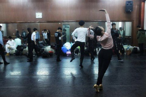 音樂劇系考生在備考區域等待考試。新京報記者 周崗峰 攝