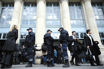 法國(guó)巴黎,警方加強(qiáng)安保工作。圖/CFP