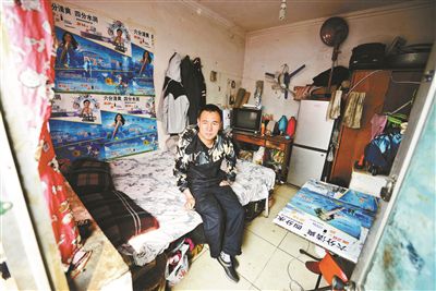 早晨收拾停當后，李大鵬準備前往地鐵賣藝