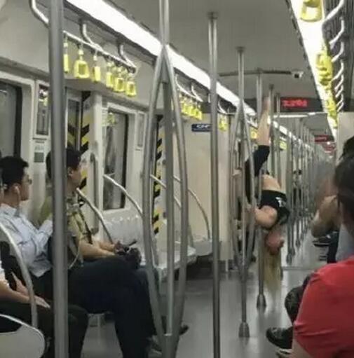 女子在地鐵上跳鋼管舞。