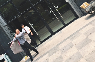 昨日11時許，新華聯國際公寓門口，一男子將電視等賭具轉移，后被警方控制