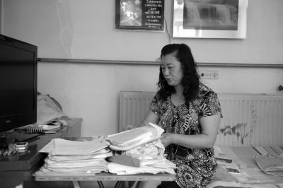 原偉東的姐姐在家整理材料。京華時報記者陶冉攝 原偉東的姐姐在家整理材料。京華時報記者陶冉攝