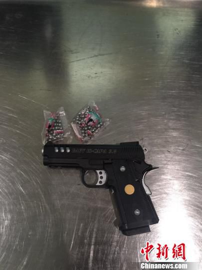 圖為查獲的空氣動力槍和鋼珠彈。　鐘欣　攝