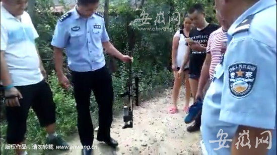 警方在案發地附近找到的槍支。 警方在案發地附近找到的槍支。