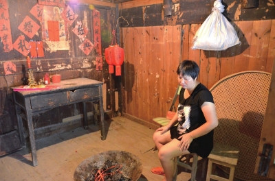 邱巧媚經常一個人坐在屋里發呆。本版圖片京華時報記者 韓林君 攝