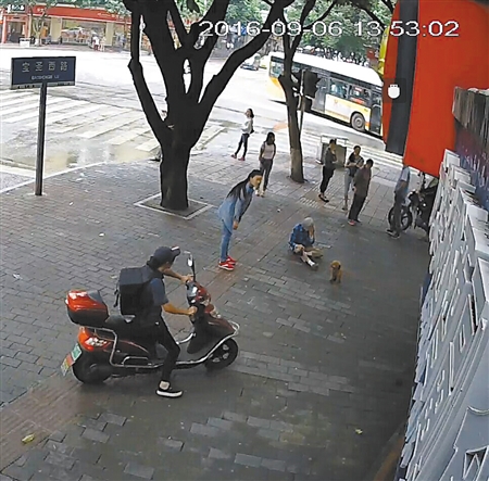 寵物狗絆倒八旬老太 沒有“逃離”現場坐等民警來 寵物狗絆倒八旬老太 沒有“逃離”現場坐等民警來