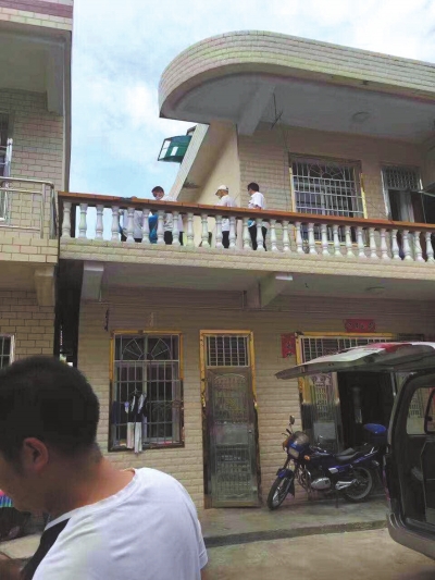 警方在嫌疑人鄰居家二樓露臺(tái)上發(fā)現(xiàn)女孩尸體。 家屬供圖