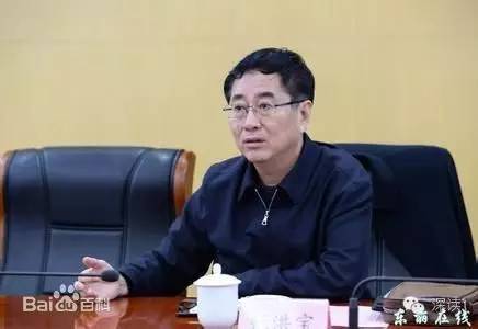 通報(bào)指出，張洪寶眼看著幾年前還不知名的個(gè)體老板搖身一變成為大企業(yè)家，心里既艷羨又發(fā)酸，滋生了“我為他們贏得了好的發(fā)展機(jī)遇，收些款物就權(quán)當(dāng)是對(duì)我這些年辛勤工作的一種補(bǔ)償”的念頭。于是他開(kāi)始熱衷于與身邊的企業(yè)老板拉拉扯扯、勾肩搭背，剛開(kāi)始只是幾頓飯、幾張卡，日積月累，越陷越深，不給錢(qián)不辦事，給了錢(qián)才辦事，在東麗人稱(chēng)