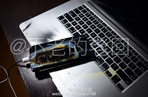 根據圖片來看，蘋果MacBook Pro筆記本觸控面板左邊部分被熏黑，而且該網友也提供了充電設備，就是三星Note 7原裝充電器。