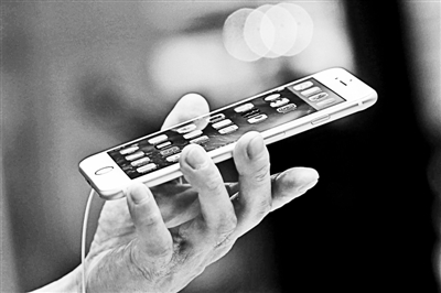 事實上，很多專業人士認為蘋果回到美國生產不切實際的真正原因在于美國缺乏足夠的產業工人和配套產業鏈。一家風險投資公司的合伙人就表示：“目前美國在消費電子產品領域已經不具備供應鏈。這種供應鏈不僅僅指的是原材料和核心部件，而且還包括具有一定能力的熟練技術工人。”