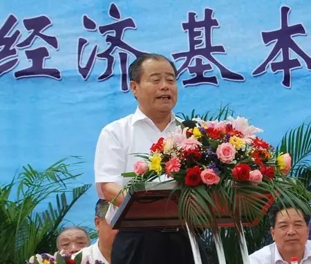 信發集團發展成為一家集發電、供熱、氧化鋁、電解鋁、碳素、燒堿、聚氯乙烯、電石、鋁深加工等產業于一體的現代化大型企業集團,位于山東聊城茌平縣。2016年10月,信發集團董事局主席張學信在接受山東商報采訪時表示,44年企業沒有一名員工離職。