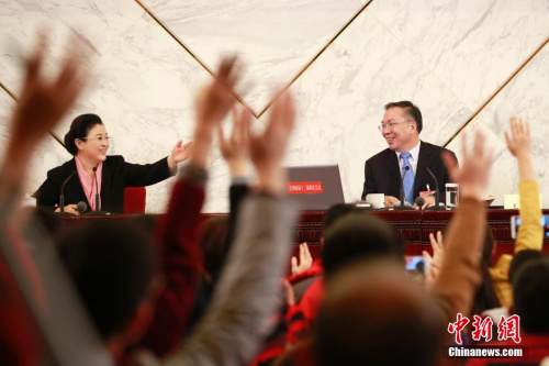 資料圖：2016年3月2日，全國政協十二屆四次會議新聞發(fā)布會在北京人民大會堂舉行，大會新聞發(fā)言人王國慶(右)回答中外記者提問。中新社記者 盛佳鵬 攝