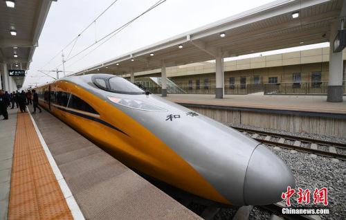資料圖：2017年3月21日，新型CRH380AJ--0203動車組列車“黃醫(yī)生”從蘭州西車站高速場上線，開始檢測寶蘭客專蘭州西站至東岔站間334公里高鐵行車設(shè)備，寶蘭客專（蘭州局管段）聯(lián)調(diào)聯(lián)試正式啟動。楊艷敏 攝