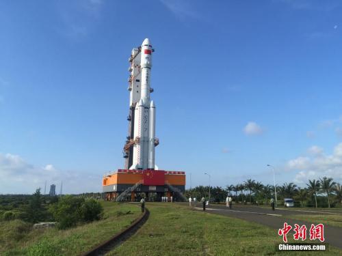 4月17日7時30分，承載著長征七號遙二運載火箭與天舟一號貨運飛船組合體的活動發(fā)射平臺，垂直轉運至發(fā)射區(qū)，標志著“天舟一號”飛行任務正式進入發(fā)射階段。閆寧 攝