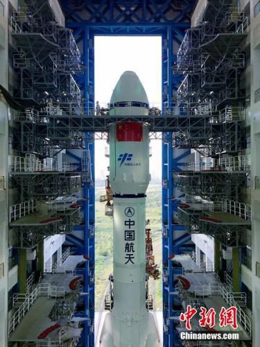 垂直轉運的順利完成，標志著“天舟一號”飛行任務正式進入發(fā)射階段。張文軍 攝