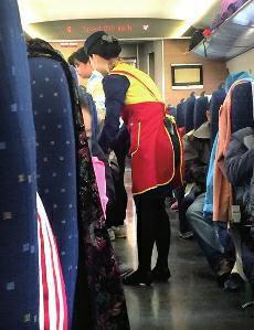 高鐵盒飯價格過高問題,近年來已成為社會熱點話題。高鐵盒飯價格緣何居高不下呢?究竟是盒飯企業壟斷化經營,還是盒飯的成本高?這都需要高鐵相關部門公開透明,算出明細賬。