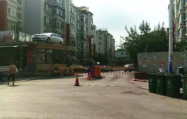 女司機與保安沖突停車堵門 物業雇吊車讓其上天