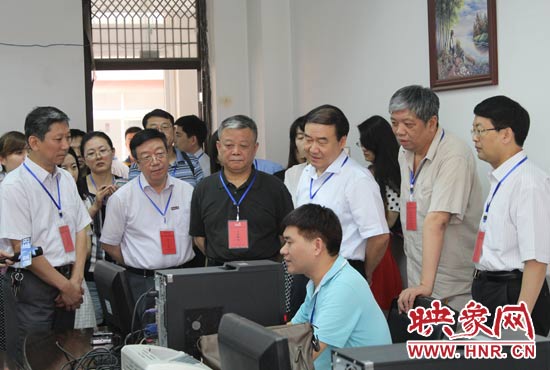 在評卷質檢組,工作人員介紹說,今年有四級質檢(即小組質檢、題組質檢、學科質檢、省質檢),確保嚴把質量