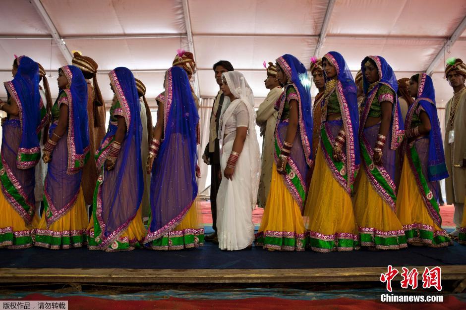 當地時間2014年6月15日,印度新德里,印度政府為數百對貧困新人舉辦集體婚禮。