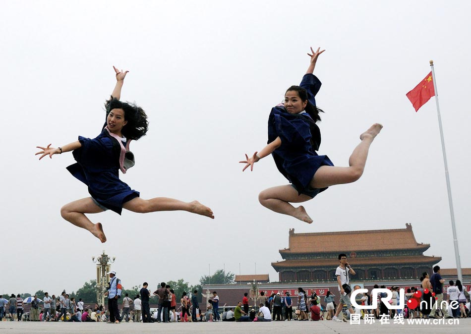 幾名打學生天安門廣場創意留影。圖片來源：金聞/CFP