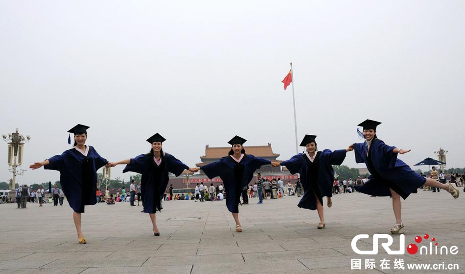 幾名打學生天安門廣場創意留影。圖片來源：金聞/CFP