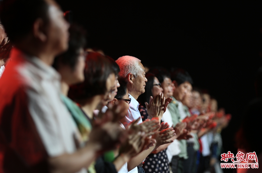 中央電視臺“時代楷模”發布廳，觀眾起立為“編外雷鋒團”鼓掌。